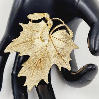VINTAGE LISTNER GOLD TONED LEAF BROOCH