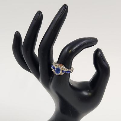 BEAUTIFUL BLUE SAPHIRE & SILVER TONED RING SIZE 7