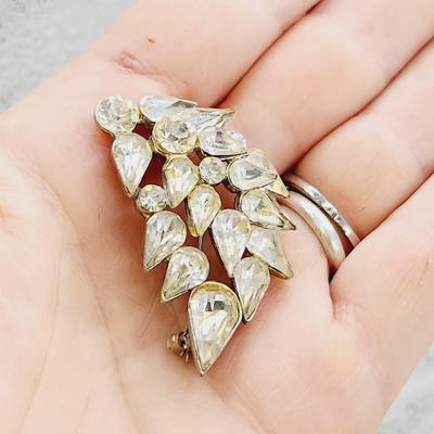 VINTAGE SILVER TONED RHINESTONE BROOCH