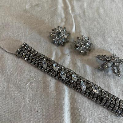 Vintage Jewels; Bracelet, Pin, Earing Set Clear Stones. 
