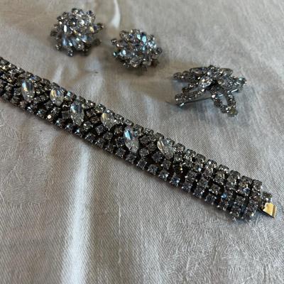 Vintage Jewels; Bracelet, Pin, Earing Set Clear Stones. 