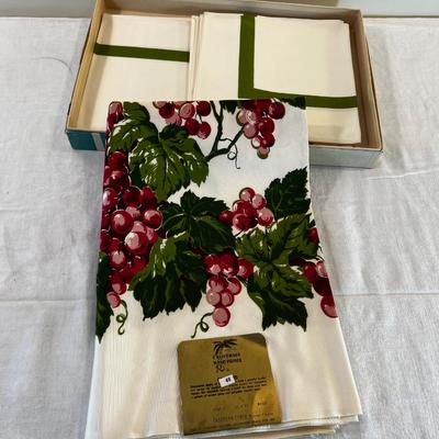 Red Grapes California Hand Prints Table Clothe and Napkins 
