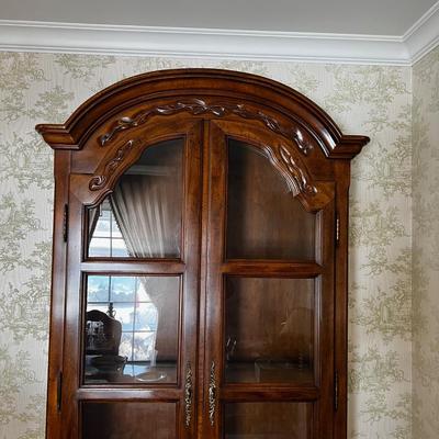 Curio / China Cabinet with Glass Front and 1 drawer