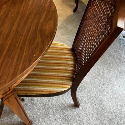 40" Round with Leaf Table and 4 chairs 