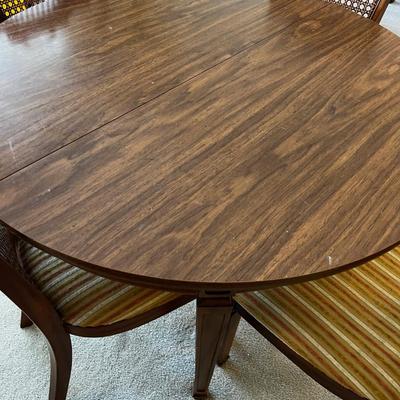 40" Round with Leaf Table and 4 chairs 