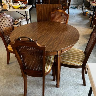 40" Round with Leaf Table and 4 chairs 