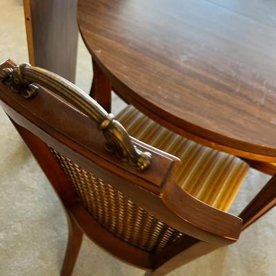 40" Round with Leaf Table and 4 chairs 