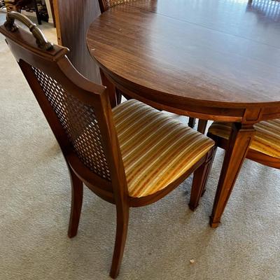 40" Round with Leaf Table and 4 chairs 