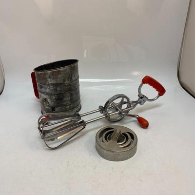 Vintage Metal Red Handle Flour Sifter Egg Beater Round Three-Piece Pastry Cookie Cutter