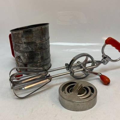 Vintage Metal Red Handle Flour Sifter Egg Beater Round Three-Piece Pastry Cookie Cutter