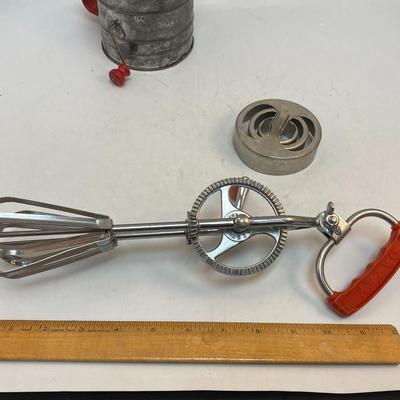 Vintage Metal Red Handle Flour Sifter Egg Beater Round Three-Piece Pastry Cookie Cutter