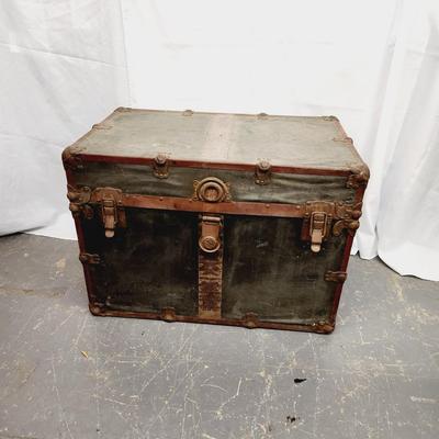 ANTIQUE STEAM TRUNK WITH INSERTS