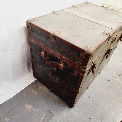 ANTIQUE STEAM TRUNK WITH INSERTS