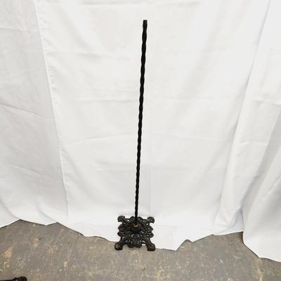 VINTAGE WROUGHT IRON TWISTED BASE
