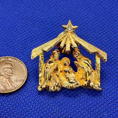 MANGER SCENE PIN WITH HOLY FAMILY IN RELIEF