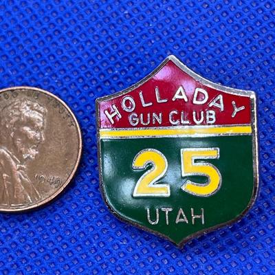 VINTAGE HOLLADAY GUN CLUB PIN