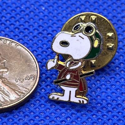 TINY SNOOPY LAPEL PIN