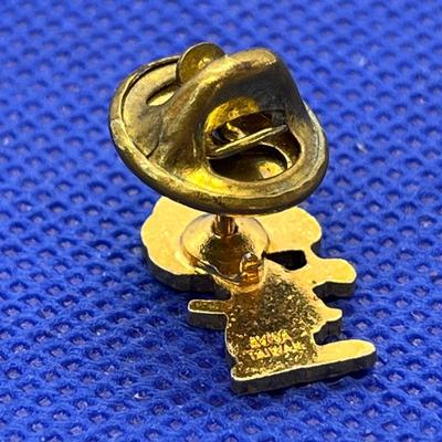 TINY SNOOPY LAPEL PIN