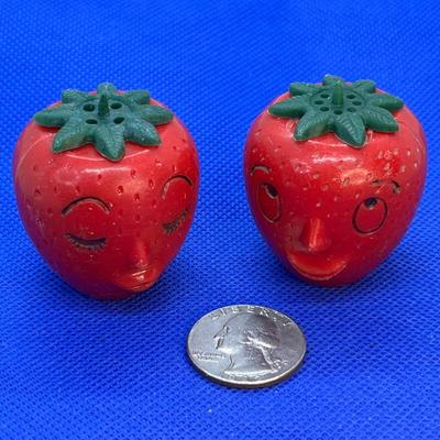 VINTAGE STRAWBERRY GUYS SALT & PEPPER SET