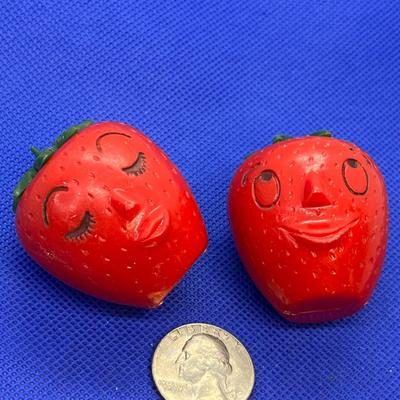 VINTAGE STRAWBERRY GUYS SALT & PEPPER SET