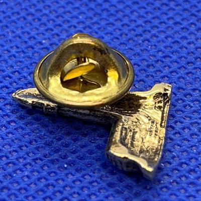 LIGHTHOUSE LAPEL PIN SHINY GOLD TONE