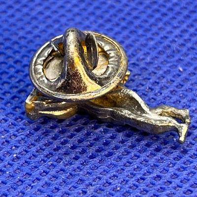 GOLFING ANGEL SWINGING GOLF CLUB PIN