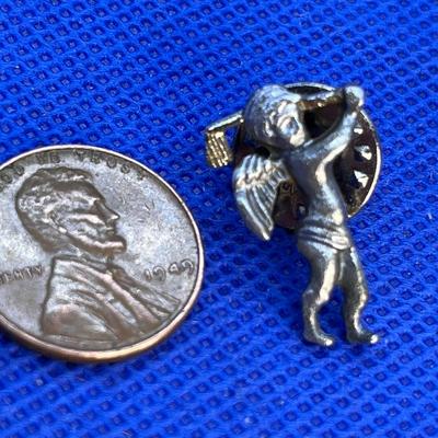 GOLFING ANGEL SWINGING GOLF CLUB PIN