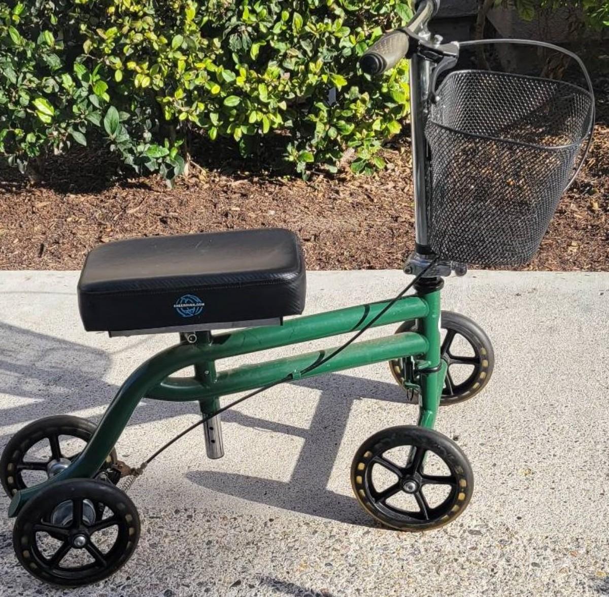 Knee scooter with basket