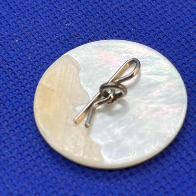 M.O.P. MOTHER OF PEARL LARGE SINGLE BUTTON