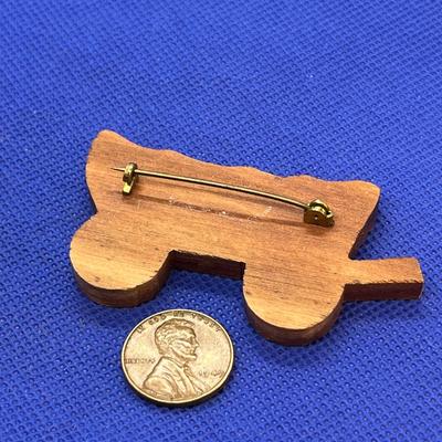 VINTAGE WOODEN COVERED WAGON PIN