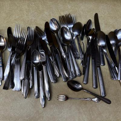 Serval varieties of flatware