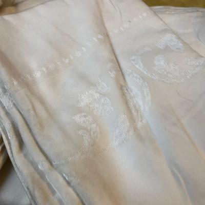 Damask Table Cloth and Napkin Linens