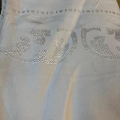 Damask Table Cloth and Napkin Linens