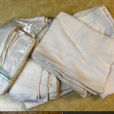 Damask Table Cloth and Napkin Linens