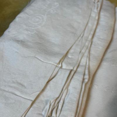 Damask Table Cloth and Napkin Linens