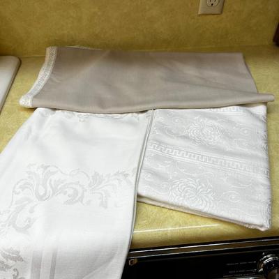 3 Table Cloths Demask Line 