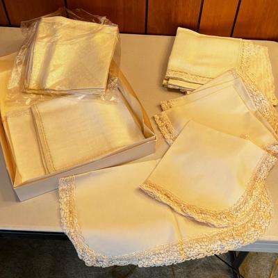 Napkins &  Place Mats w  Lace Edge 