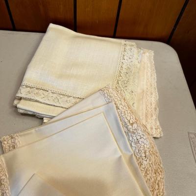 Napkins &  Place Mats w  Lace Edge 