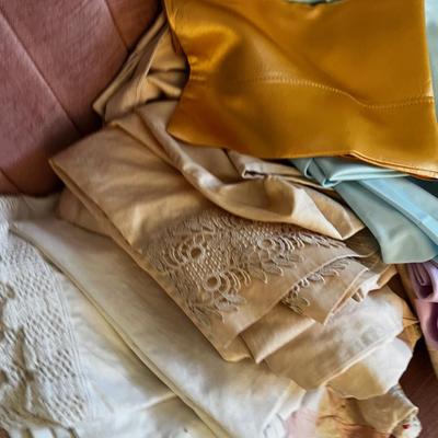 Lot Of Pillow Cases and some sheets. 