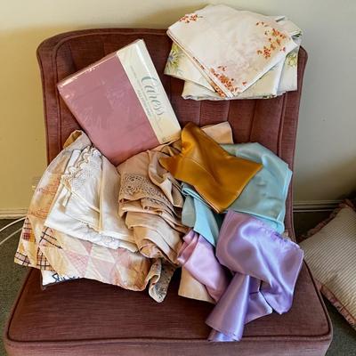 Lot Of Pillow Cases and some sheets. 