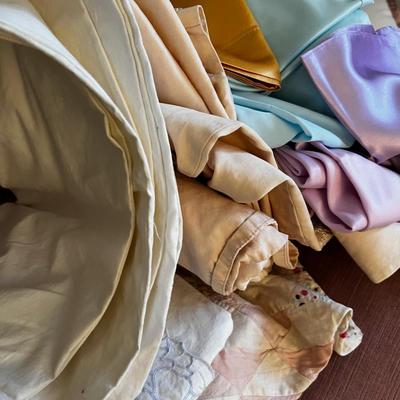 Lot Of Pillow Cases and some sheets. 