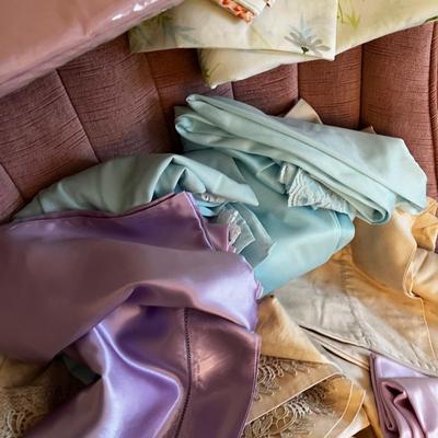 Lot Of Pillow Cases and some sheets. 