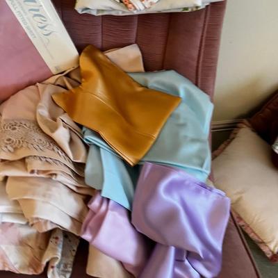Lot Of Pillow Cases and some sheets. 