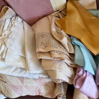 Lot Of Pillow Cases and some sheets. 