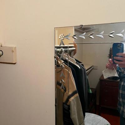 Mirror Etched Design in 2 corners. 