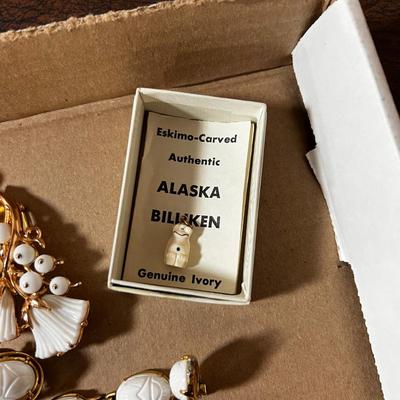 AWESOME Luck !The White Lot with the Billiken Carving.