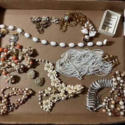 AWESOME Luck !The White Lot with the Billiken Carving.