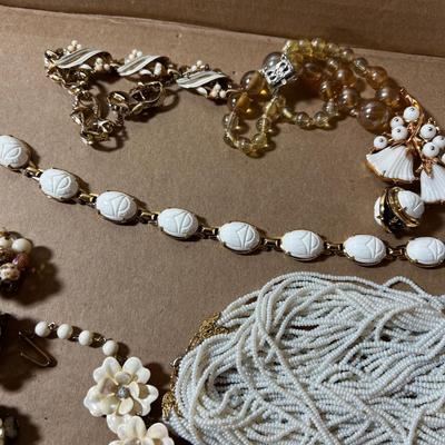 AWESOME Luck !The White Lot with the Billiken Carving.