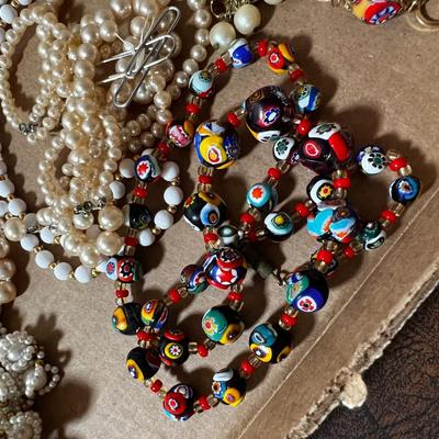 Round: Pearls, Pink, Glass, Ceramic, Venetian Glass. 