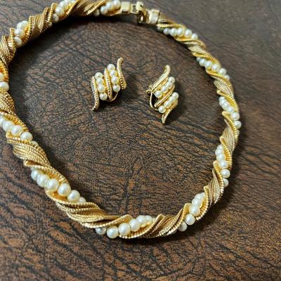 NAPIER Pearly Rope Choker with 2 clip-on Earrings